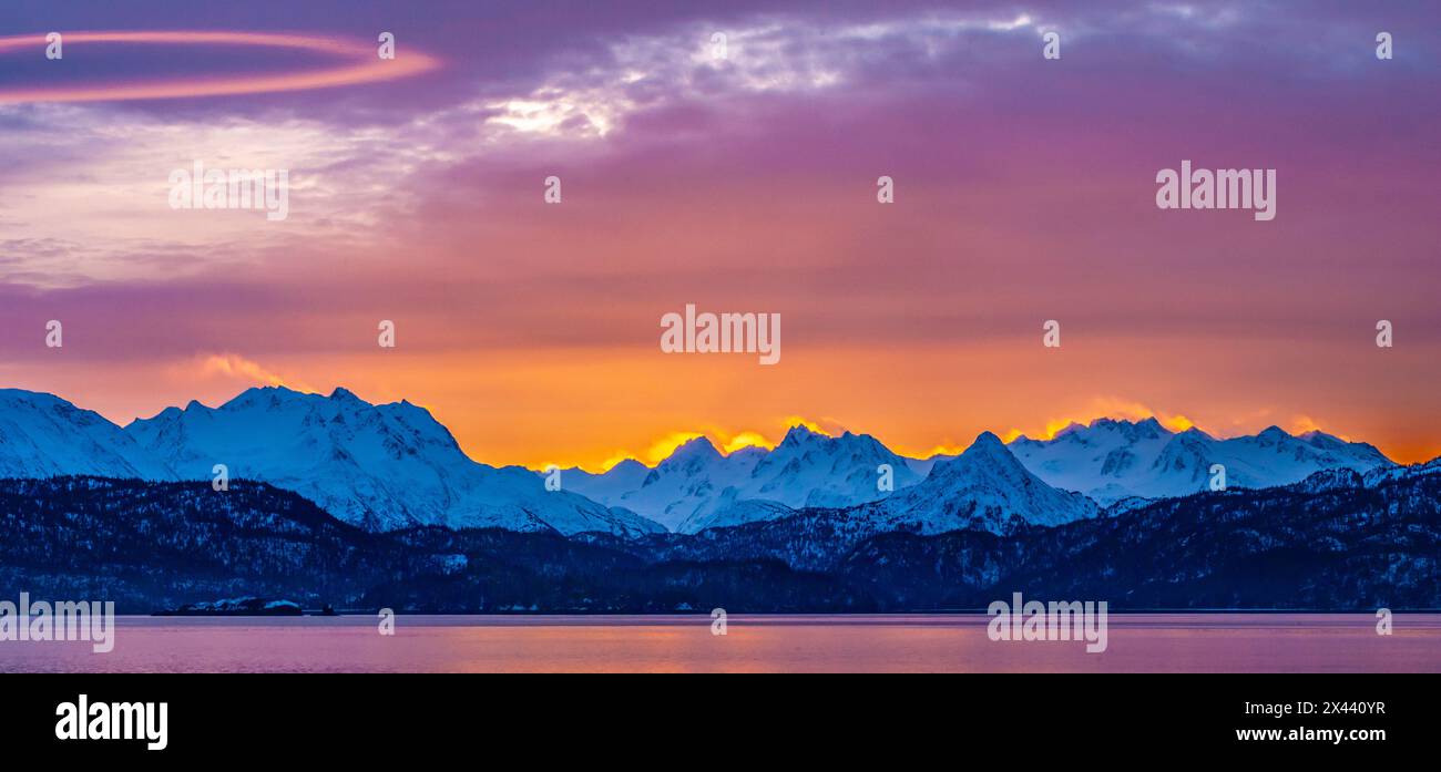 USA, Alaska. Panoramablick auf die Berge und den Chilkat River. Stockfoto
