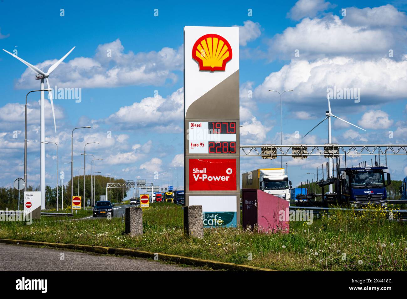 29. April 2024, NIEUWEGEIN - Tankstelle Shell de Kroon entlang der A27. ANP / Hollandse Hoogte / Tobias Kleuver niederlande aus - belgien aus Stockfoto