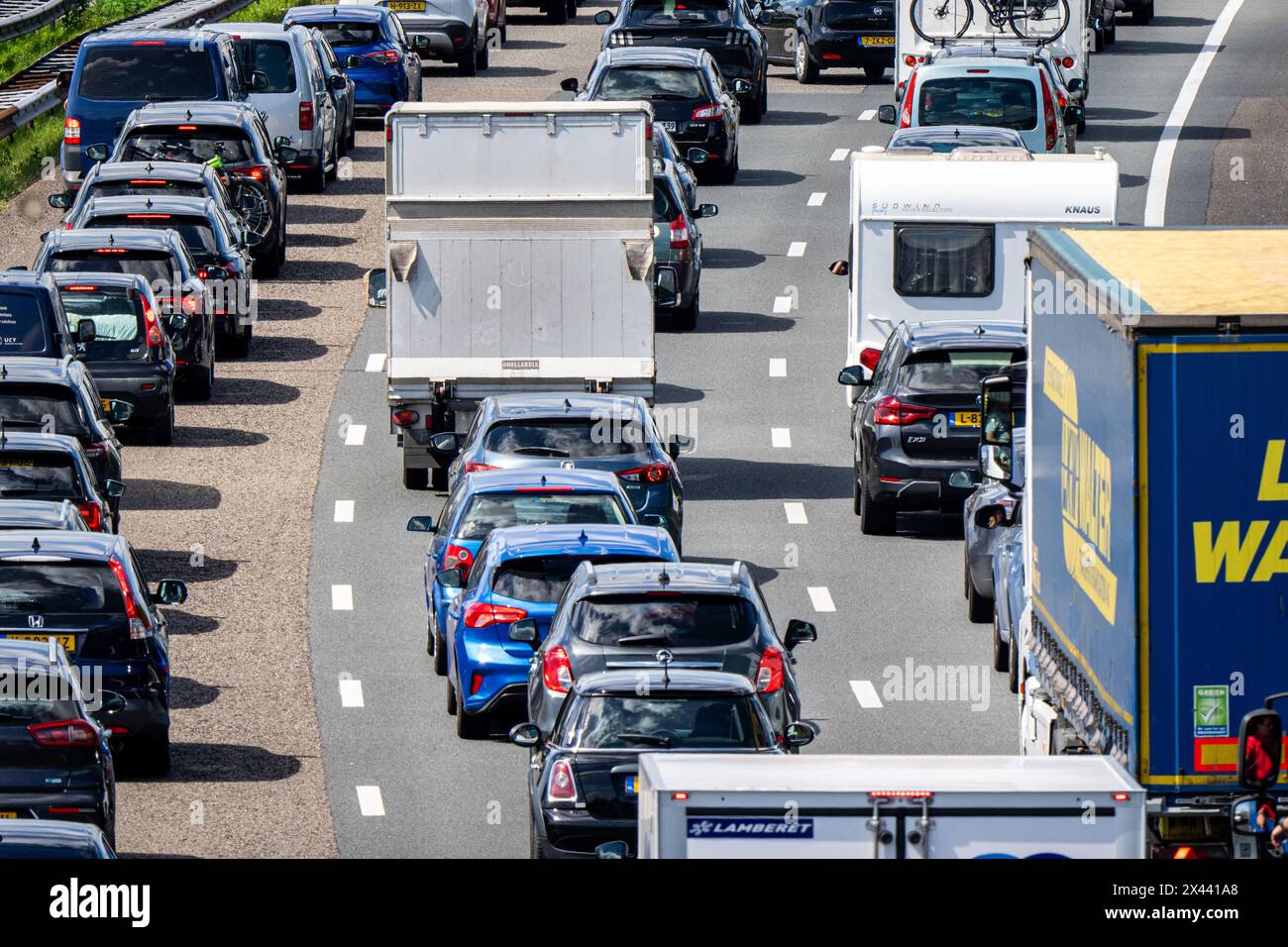 29. April 2024, UTRECHT - Ein Stau auf der Utrechter Ringstraße. ANP / Hollandse Hoogte / Tobias Kleuver niederlande aus - belgien aus Stockfoto