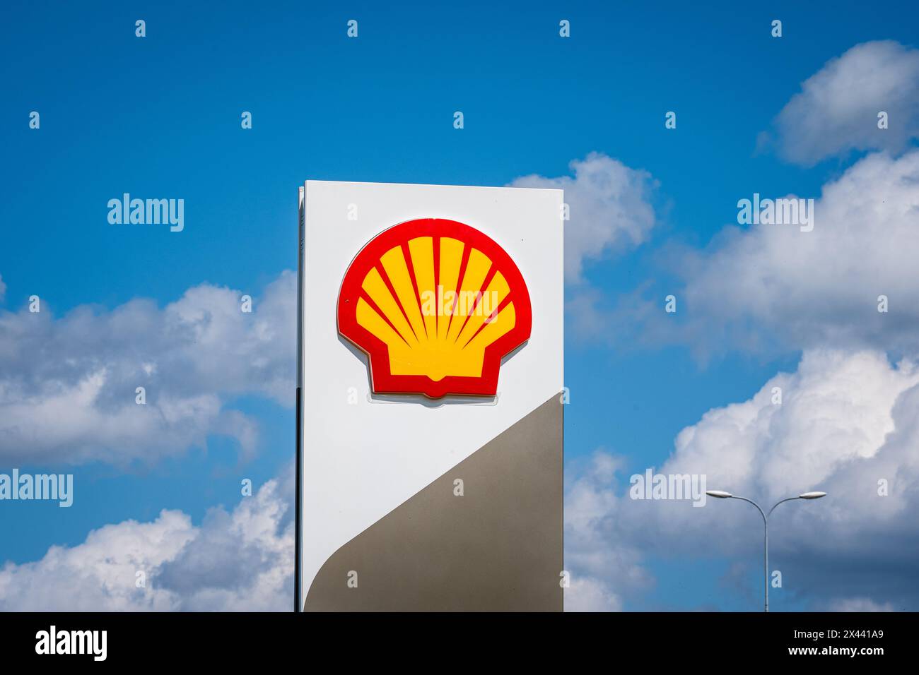 29. April 2024, NIEUWEGEIN - Tankstelle Shell de Kroon entlang der A27. ANP / Hollandse Hoogte / Tobias Kleuver niederlande aus - belgien aus Stockfoto