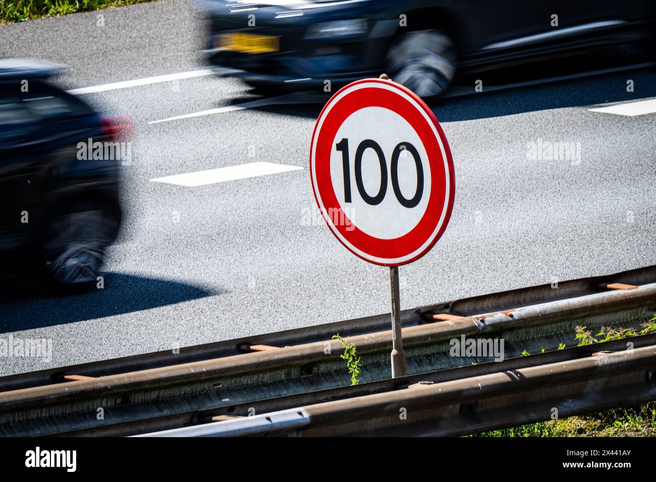 29. April 2024, UTRECHT - Verkehrsschild entlang der Autobahn mit einer Höchstgeschwindigkeit von 100 km/h. ANP / Hollandse Hoogte / Tobias Kleuver niederlande aus - belgien aus Stockfoto