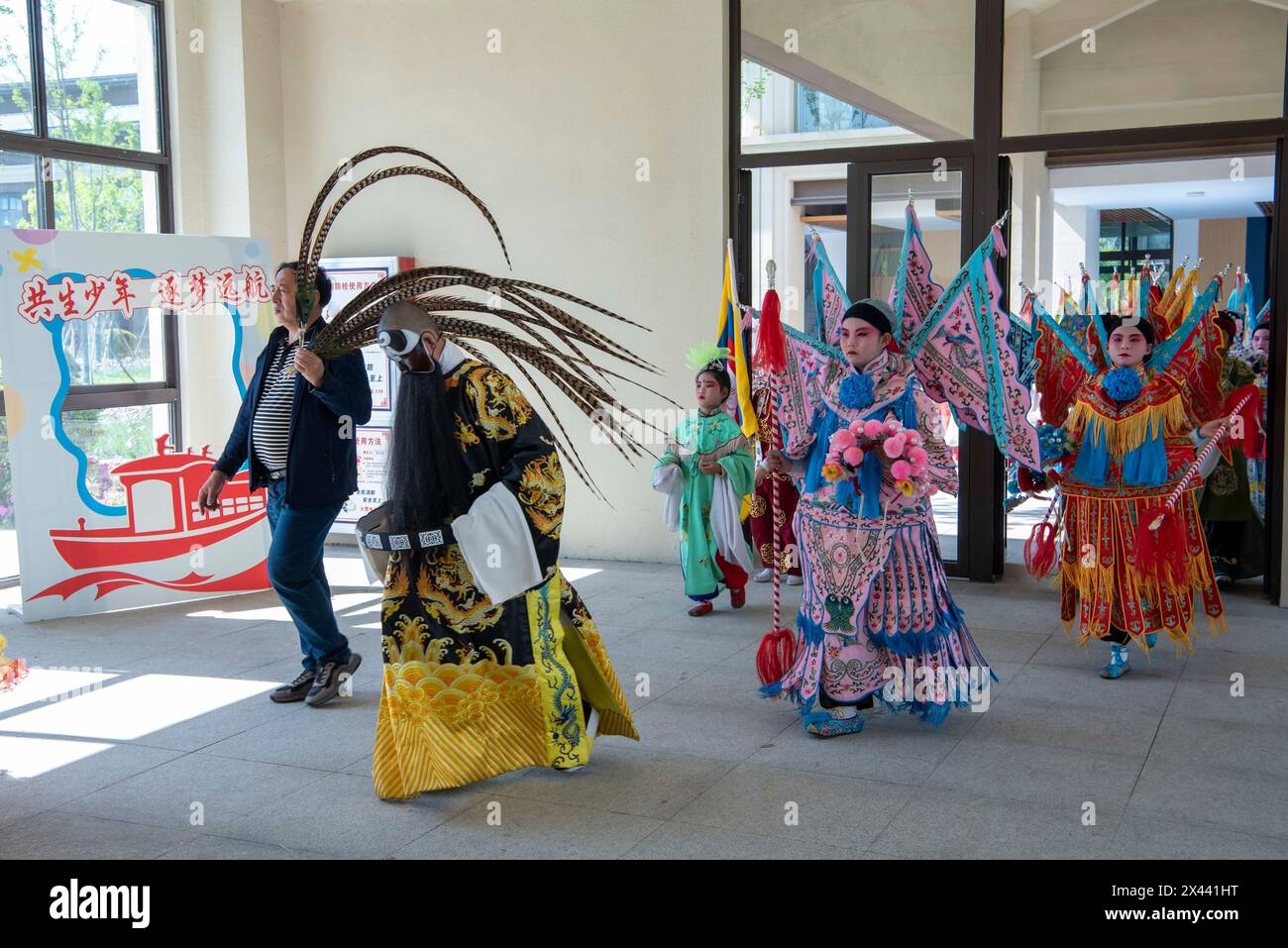 Kinder aus einem Peking Opera Club werden von ihrem Lehrer zu einer Aufführung in Hai'an, Provinz Jiangsu, China, am 29. April 2024 geführt. (Foto: Costfoto/NurPhoto) Stockfoto