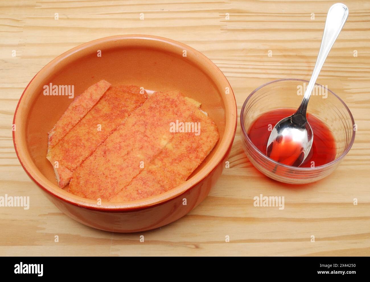 Traditionelle englische Erdbeer Trifle mit frischer Schlagsahne auf weißem Hintergrund Stockfoto