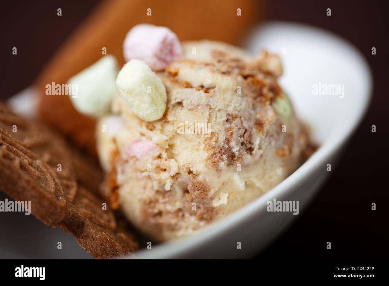 Frische Schaufel hausgemachtes Wintereis mit Keksen und Marshmallows Stockfoto