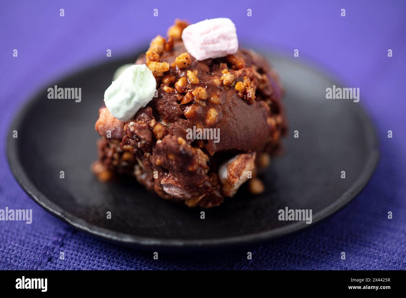 Portion hausgemachtes Rocky Road Eis mit Schokoladeneis und Marshmallows und karamelisierten Nüssen Stockfoto