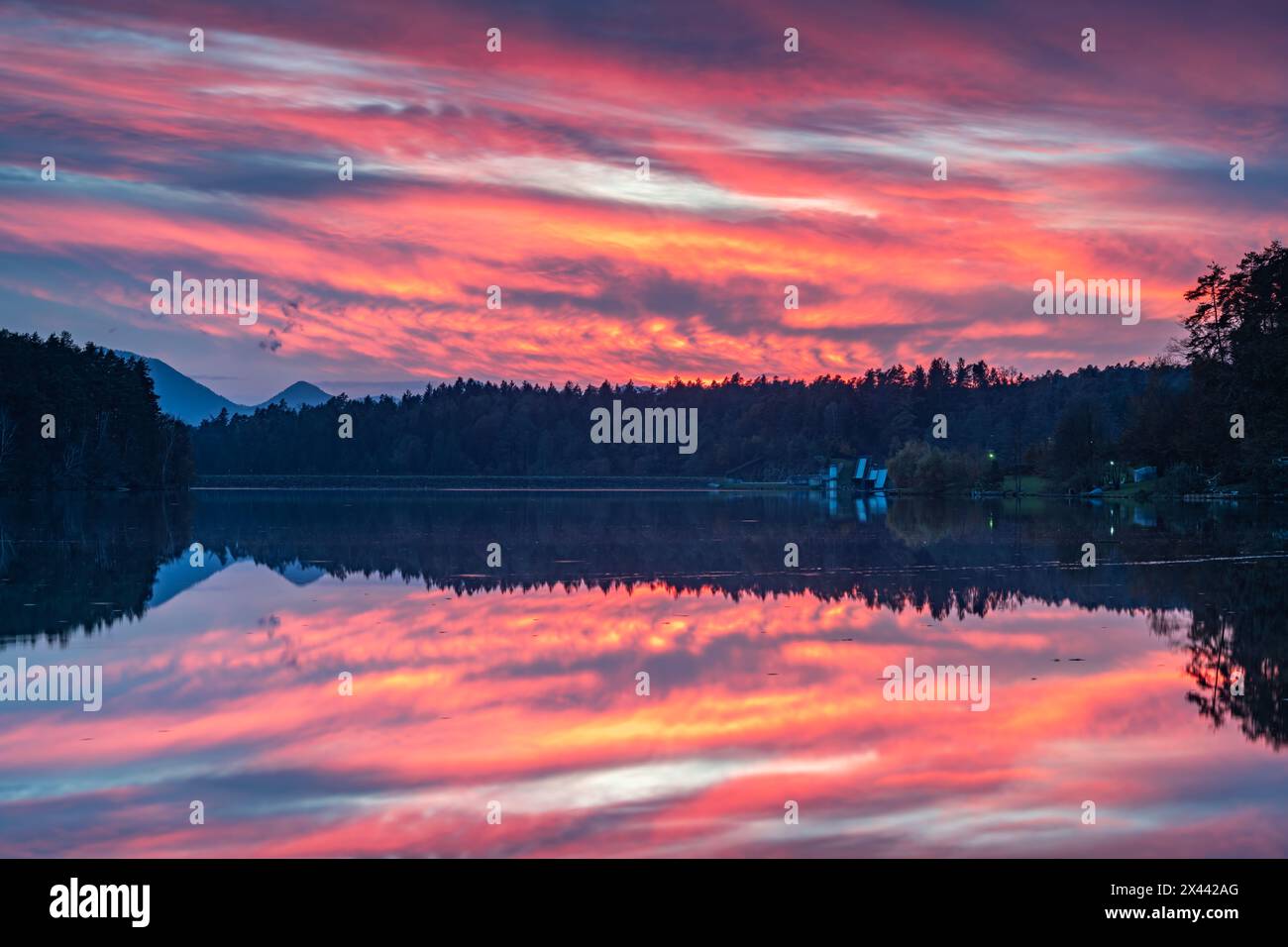 Magischer Sonnenuntergang am See Stockfoto