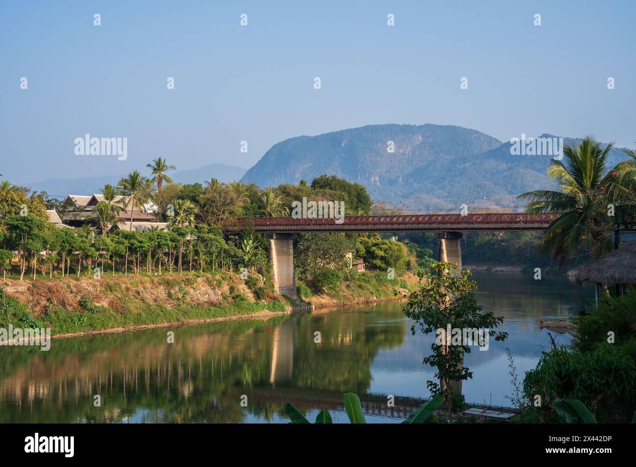 Der Fluss Nam Khan, der in den Mekong mündet, befindet sich in Luang Prabang, Laos, Asien. Stockfoto