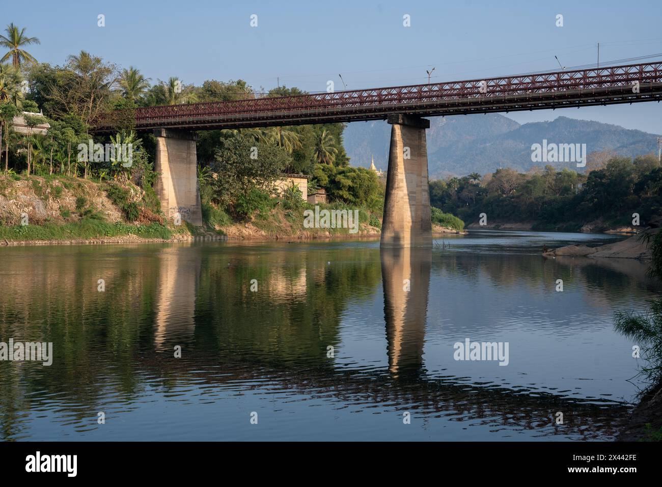 Der Fluss Nam Khan, der in den Mekong mündet, befindet sich in Luang Prabang, Laos, Asien. Stockfoto