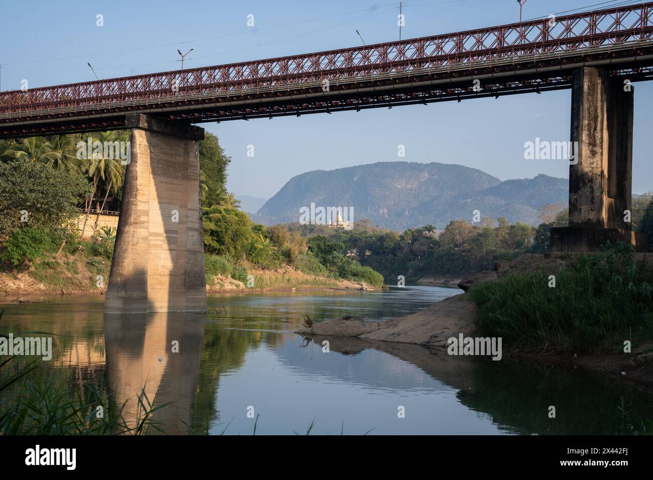 Der Fluss Nam Khan, der in den Mekong mündet, befindet sich in Luang Prabang, Laos, Asien. Stockfoto