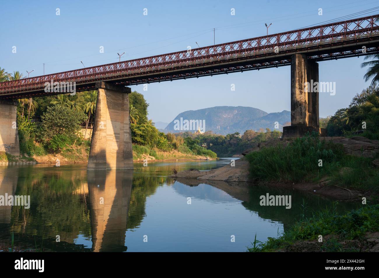 Der Fluss Nam Khan, der in den Mekong mündet, befindet sich in Luang Prabang, Laos, Asien. Stockfoto