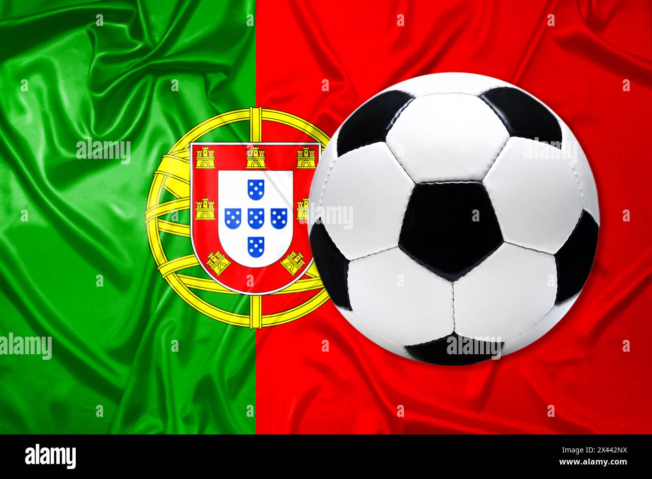 Schwarz-weißer Lederfußball mit portugiesischer Flagge Stockfoto