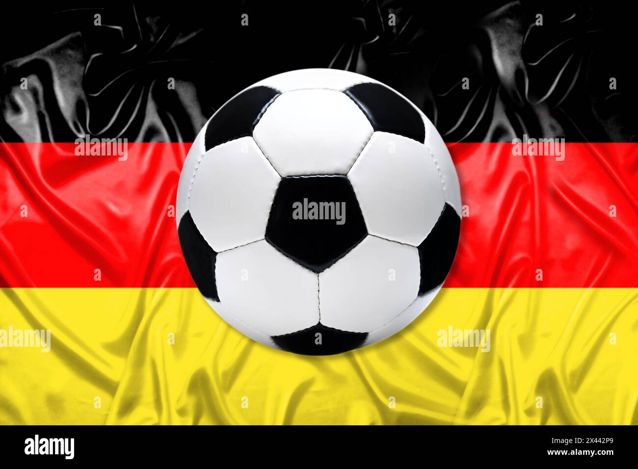 Schwarz-weißer Lederfußball mit deutscher Flagge Stockfoto