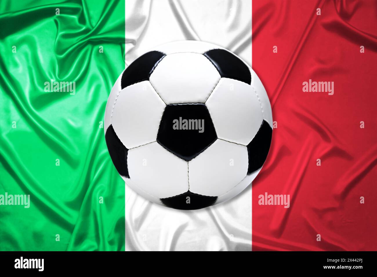 Schwarz-weißer Lederfußball mit italienischer Flagge Stockfoto