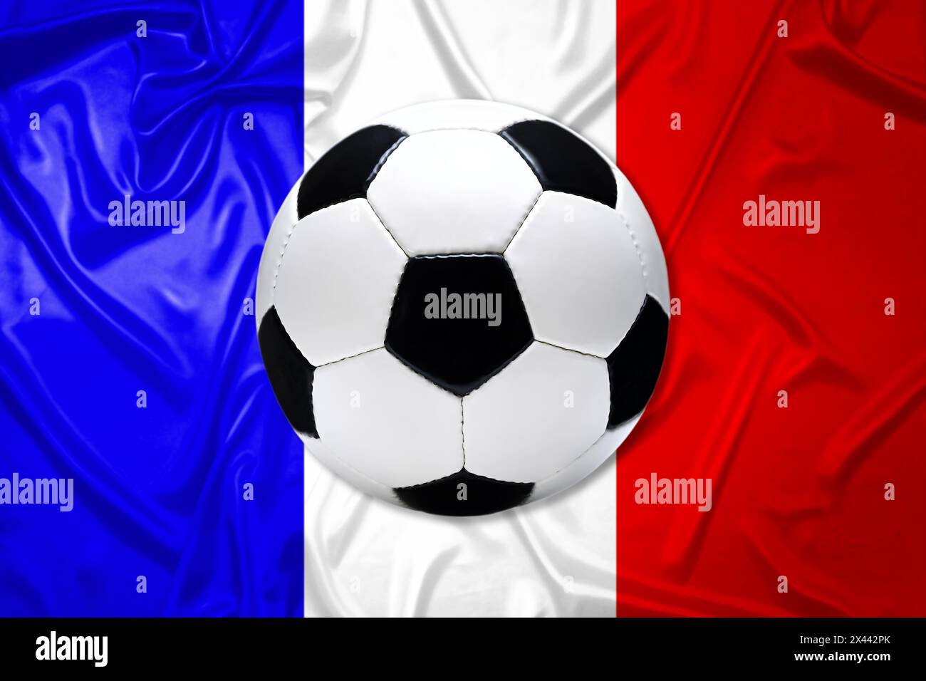 Schwarz-weißer Lederfußball mit Flagge Frankreichs Stockfoto