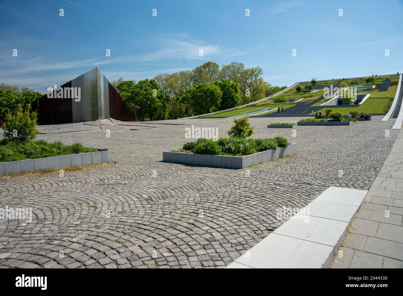 Budapest, Ungarn - 13. April 2024: Museum für Ethnographie und 1956 Denkmal. Stockfoto