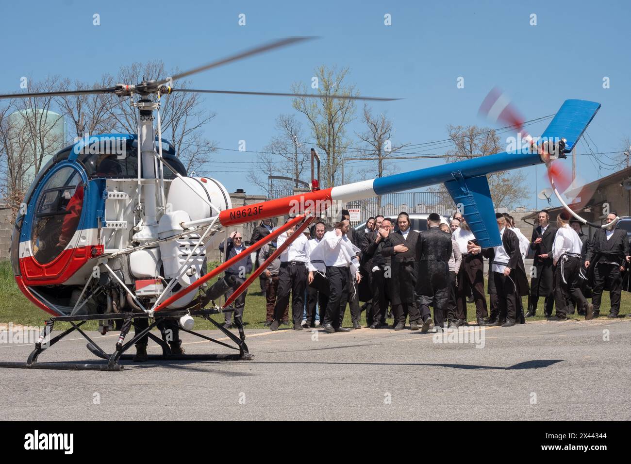 Um dem biblischen Auftrag nachzukommen, Spaß am Pessach zu haben, machen chassidische Satmar Jungen und Männer kurze Hubschrauberflüge über ihre Heimatstadt Kiryas Joel. Stockfoto