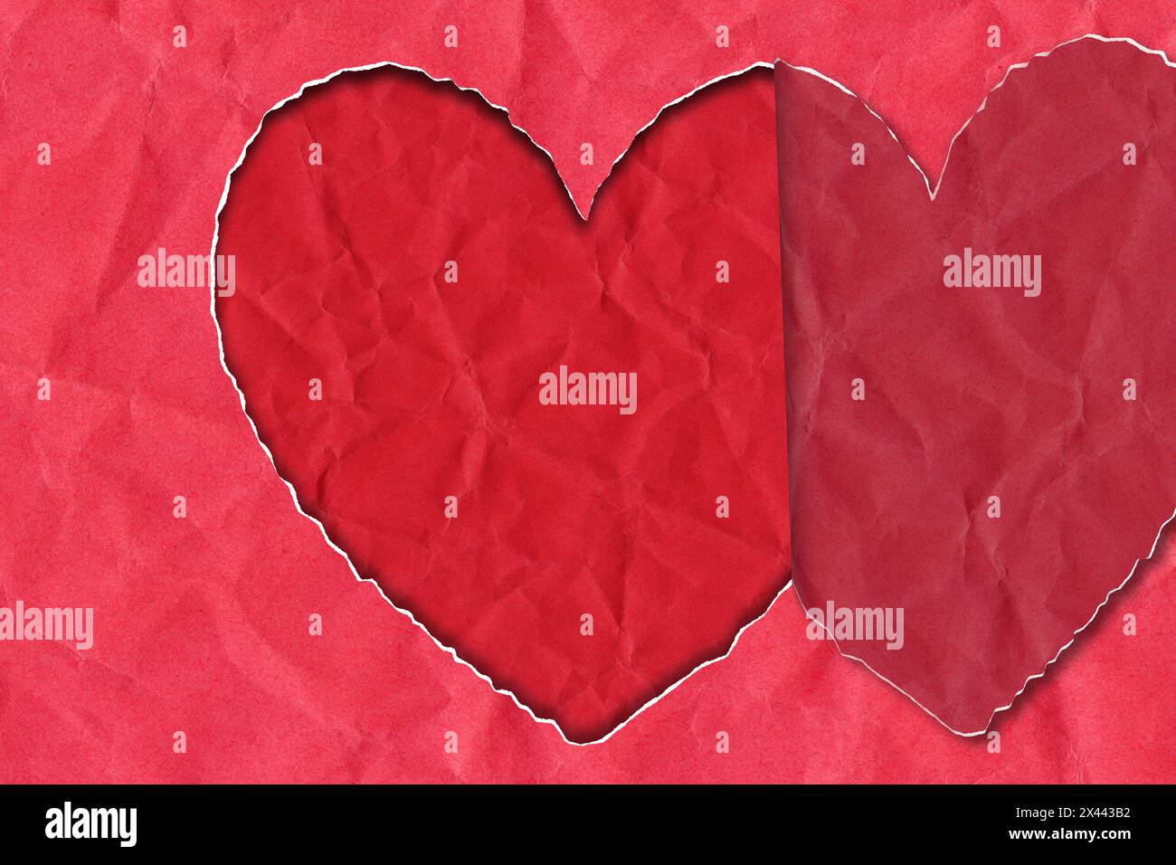 Papier in Form eines Herzens gerissen, abstrakter Hintergrund mit Herzform, editierbar, Kopierraum Stockfoto