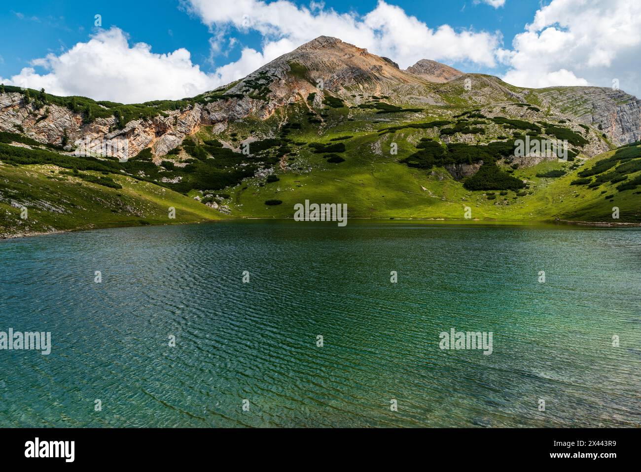 Lago di Limo See mit dem Gipfel des Col Becchei in den Dolomiten an einem schönen Sommertag Stockfoto