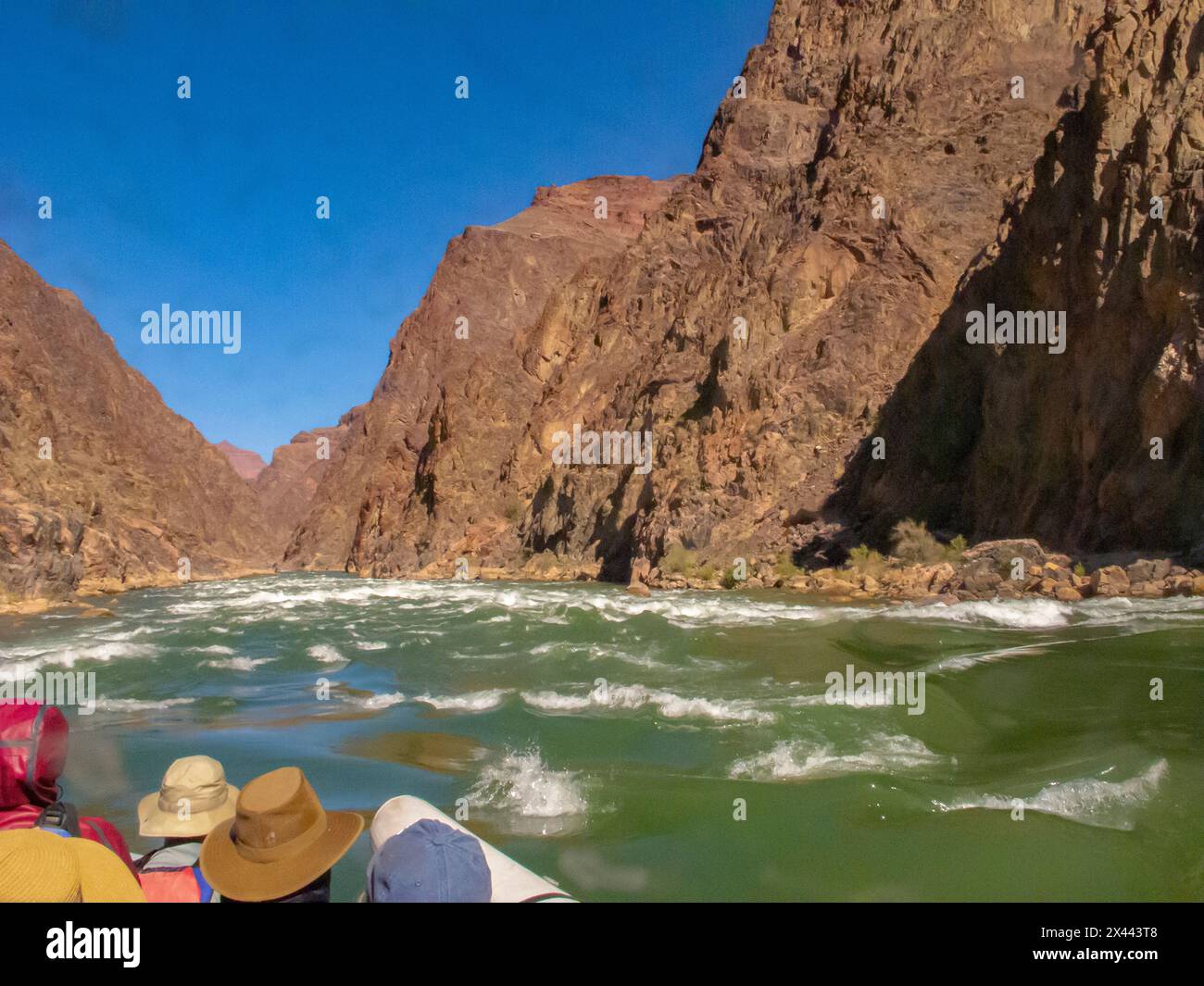 USA, Arizona, Grand Canyon Nationalpark. Auf dem Colorado River nähern sich Stromschnellen im Floß. Stockfoto