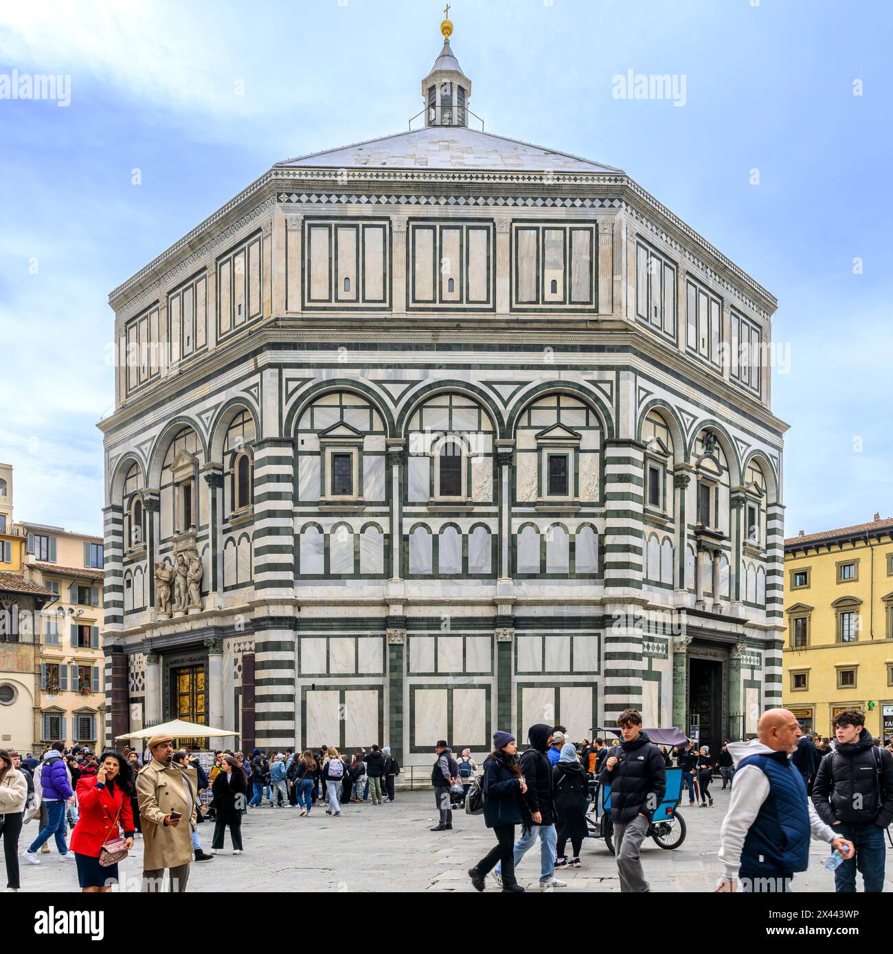 Achteckiges Baptisterium des Heiligen Johannes (Battistero di San Giovanni) gegenüber der Kathedrale Santa Maria del Fiore - die berühmtesten Gebäude in Florenz. Stockfoto