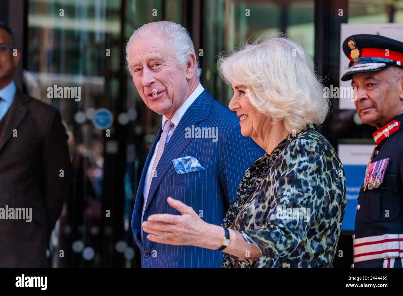 University College Hospital, London, Großbritannien. 30. April 2024. Seine Majestät, König Charles III, Schirmherr von Cancer Research UK und Macmillan Cancer Support, und Königin Camilla besuchen das University College Hospital Macmillan Cancer Centre und feiern den ersten Tag des Königs als neuer Schirmherr der Krebsforschung UK und sein erstes öffentliches Engagement seit der Ankündigung seiner Krebsdiagnose. Dieser Besuch wird das Bewusstsein für die Bedeutung der Früherkennung schärfen und einige der innovativen Forschungen hervorheben, die von Cancer Research UK unterstützt werden, die im Krankenhaus durchgeführt werden. Foto: Amanda Rose/Alamy Live News Stockfoto