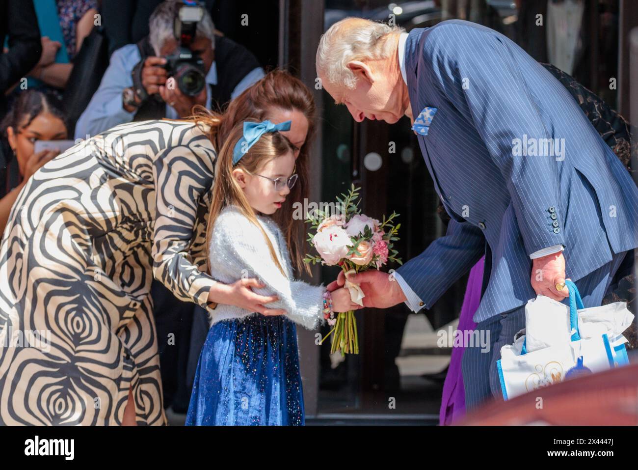 University College Hospital, London, Großbritannien. 30. April 2024. Seine Majestät, König Charles III, Schirmherr von Cancer Research UK und Macmillan Cancer Support, und Königin Camilla besuchen das University College Hospital Macmillan Cancer Centre und feiern den ersten Tag des Königs als neuer Schirmherr der Krebsforschung UK und sein erstes öffentliches Engagement seit der Ankündigung seiner Krebsdiagnose. Dieser Besuch wird das Bewusstsein für die Bedeutung der Früherkennung schärfen und einige der innovativen Forschungen hervorheben, die von Cancer Research UK unterstützt werden, die im Krankenhaus durchgeführt werden. Foto: Amanda Rose/Alamy Live News Stockfoto