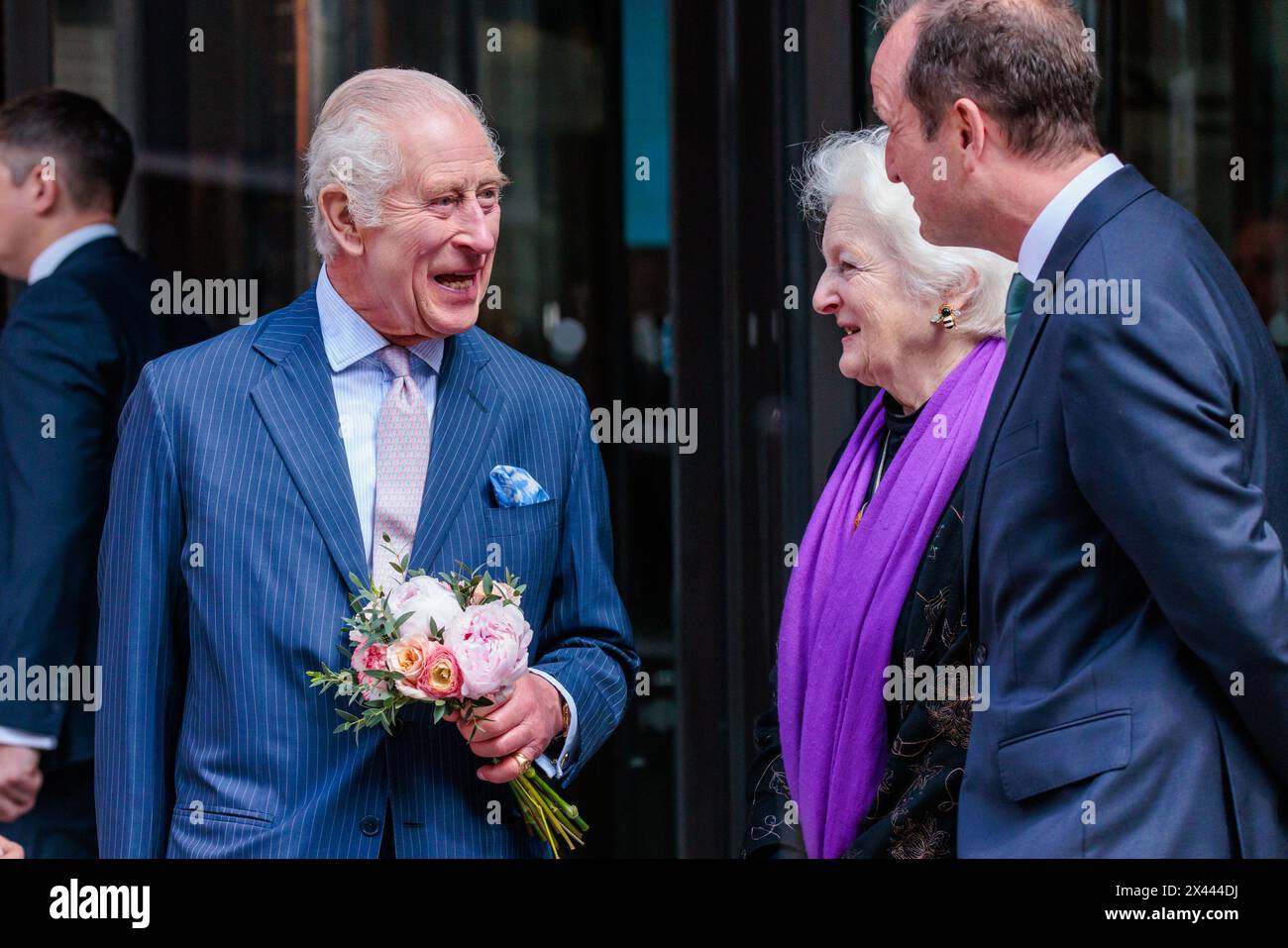 University College Hospital, London, Großbritannien. 30. April 2024. Seine Majestät, König Charles III, Schirmherr von Cancer Research UK und Macmillan Cancer Support, und Königin Camilla besuchen das University College Hospital Macmillan Cancer Centre und feiern den ersten Tag des Königs als neuer Schirmherr der Krebsforschung UK und sein erstes öffentliches Engagement seit der Ankündigung seiner Krebsdiagnose. Dieser Besuch wird das Bewusstsein für die Bedeutung der Früherkennung schärfen und einige der innovativen Forschungen hervorheben, die von Cancer Research UK unterstützt werden, die im Krankenhaus durchgeführt werden. Foto: Amanda Rose/Alamy Live News Stockfoto