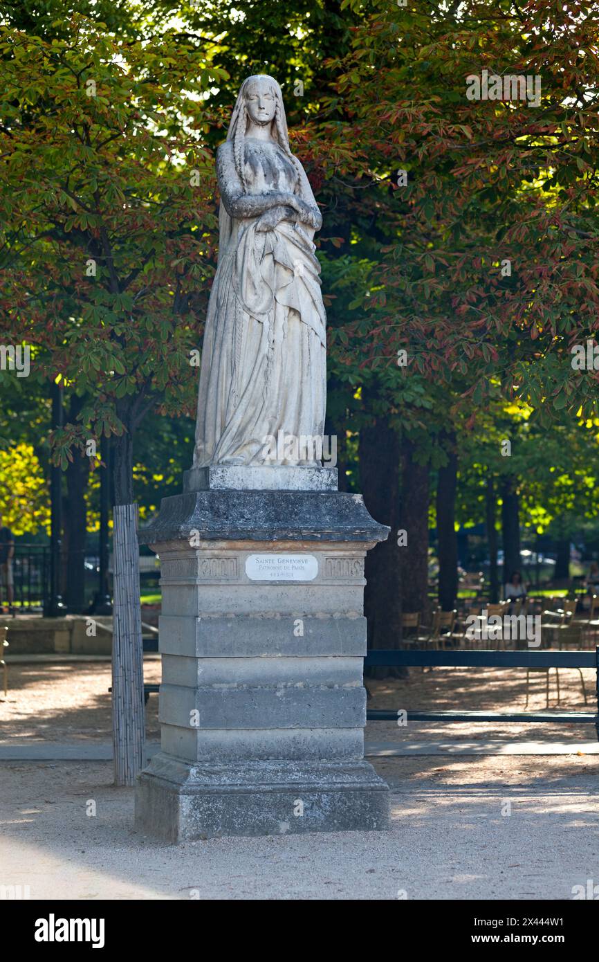 Statue von Sainte Genevieve, Schutzpatronin von Paris (423 bis 512) im Jardin du Luxembourg in Paris. Diese Skulptur ist Teil einer Serie von weißem Marmor Stockfoto