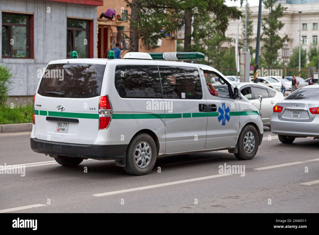 Ulan Bator, Mongolei - Juli 31 2018: Krankenwagen fährt in einer Straße der Hauptstadt. Stockfoto