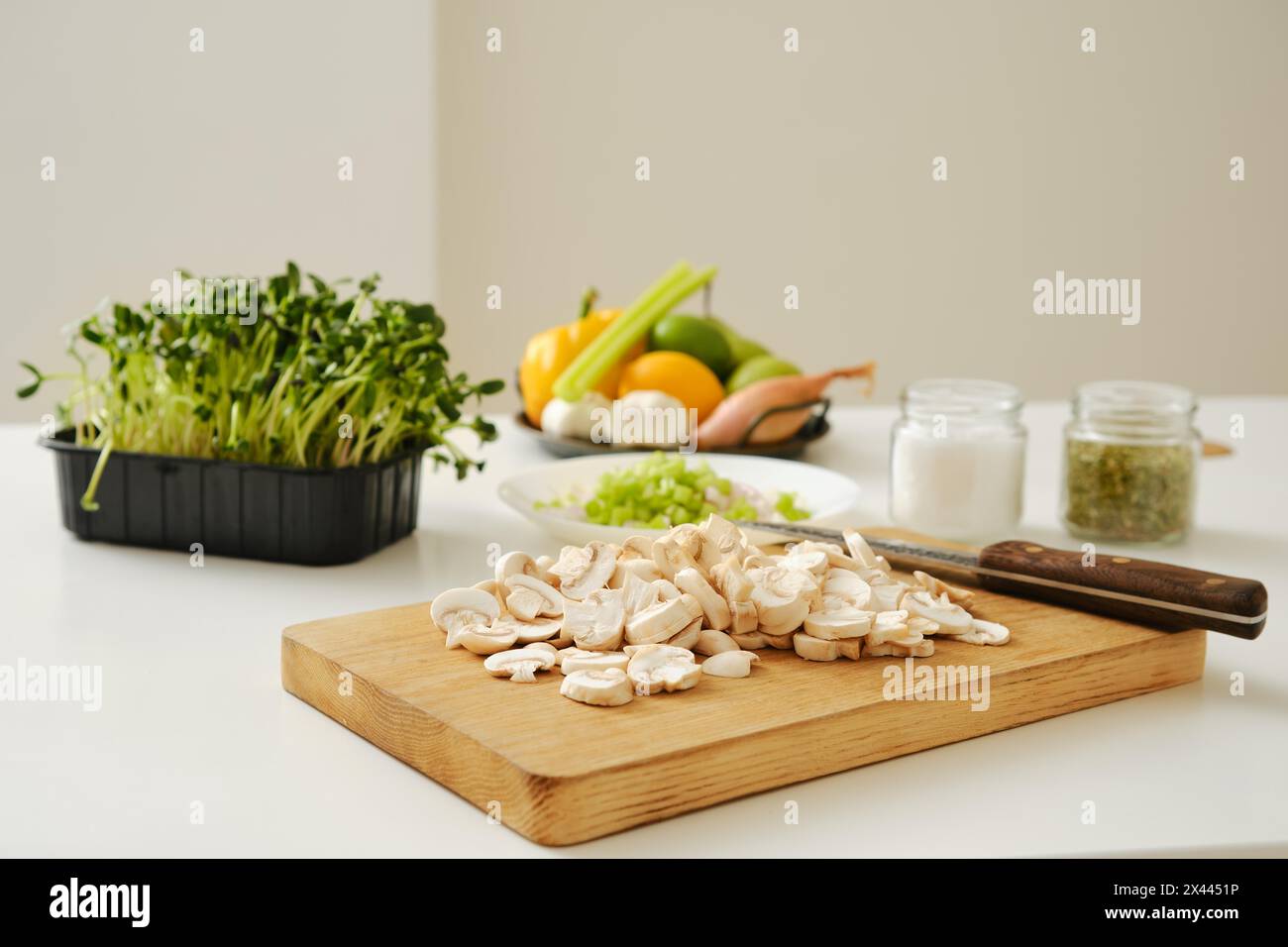 Küchentisch mit frischem Bio-Gemüse Stockfoto