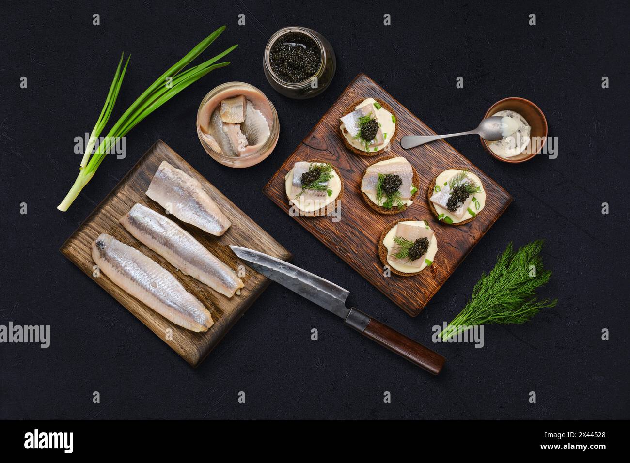 Blick von oben auf Sandwich mit Hering, Meerrettich und schwarzem Kaviar Stockfoto