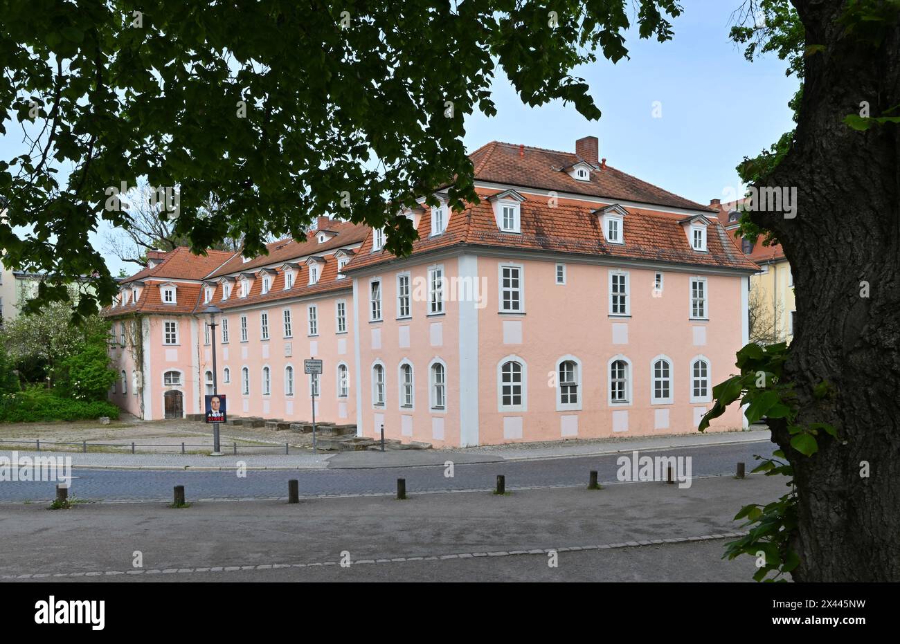 Weimar, Deutschland. April 2024. Das Haus von Frau von Stein in der Weimarer Innenstadt. Charlotte von Stein (1742–1827), die Freundin des Dichterprinzen Goethe, lebte einst im barocken Gebäude. Ein Rechtsstreit zwischen der Stadt Weimar und einem Investor tobt seit mehreren Jahren um das Haus. Quelle: Martin Schutt/dpa/Alamy Live News Stockfoto
