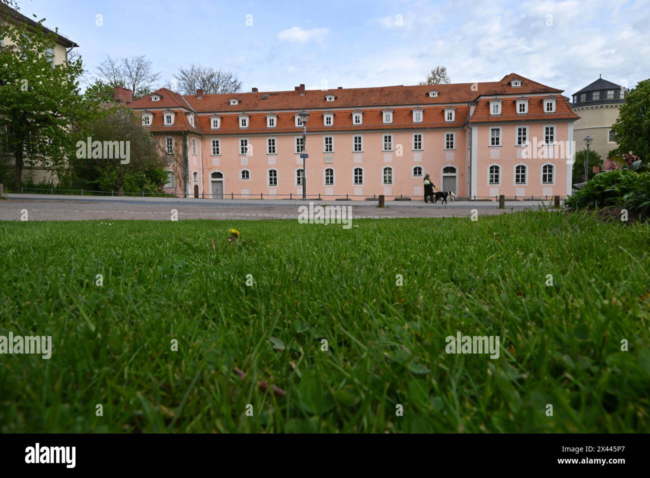 29. April 2024, Thüringen, Weimar: Das Haus der Frau von Stein in der Weimarer Innenstadt. Charlotte von Stein (1742–1827), die Freundin des Dichterprinzen Goethe, lebte einst im barocken Gebäude. Ein Rechtsstreit zwischen der Stadt Weimar und einem Investor tobt seit mehreren Jahren um das Haus. Foto: Martin Schutt/dpa Stockfoto