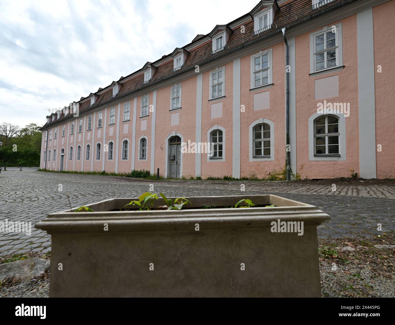 29. April 2024, Thüringen, Weimar: Das Haus der Frau von Stein in der Weimarer Innenstadt. Charlotte von Stein (1742–1827), die Freundin des Dichterprinzen Goethe, lebte einst im barocken Gebäude. Ein Rechtsstreit zwischen der Stadt Weimar und einem Investor tobt seit mehreren Jahren um das Haus. Foto: Martin Schutt/dpa Stockfoto
