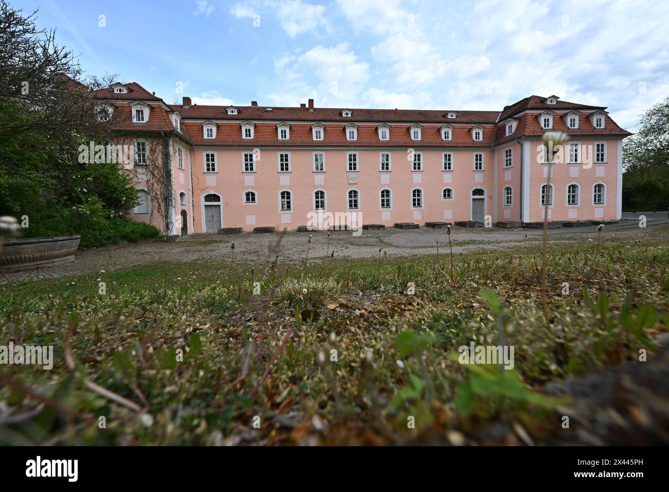 29. April 2024, Thüringen, Weimar: Das Haus der Frau von Stein in der Weimarer Innenstadt. Charlotte von Stein (1742–1827), die Freundin des Dichterprinzen Goethe, lebte einst im barocken Gebäude. Ein Rechtsstreit zwischen der Stadt Weimar und einem Investor tobt seit mehreren Jahren um das Haus. Foto: Martin Schutt/dpa Stockfoto