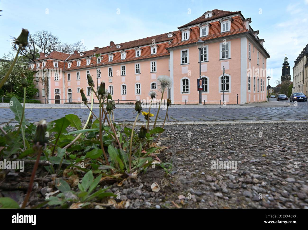 Weimar, Deutschland. April 2024. Das Haus von Frau von Stein in der Weimarer Innenstadt. Charlotte von Stein (1742–1827), die Freundin des Dichterprinzen Goethe, lebte einst im barocken Gebäude. Ein Rechtsstreit zwischen der Stadt Weimar und einem Investor tobt seit mehreren Jahren um das Haus. Quelle: Martin Schutt/dpa/Alamy Live News Stockfoto