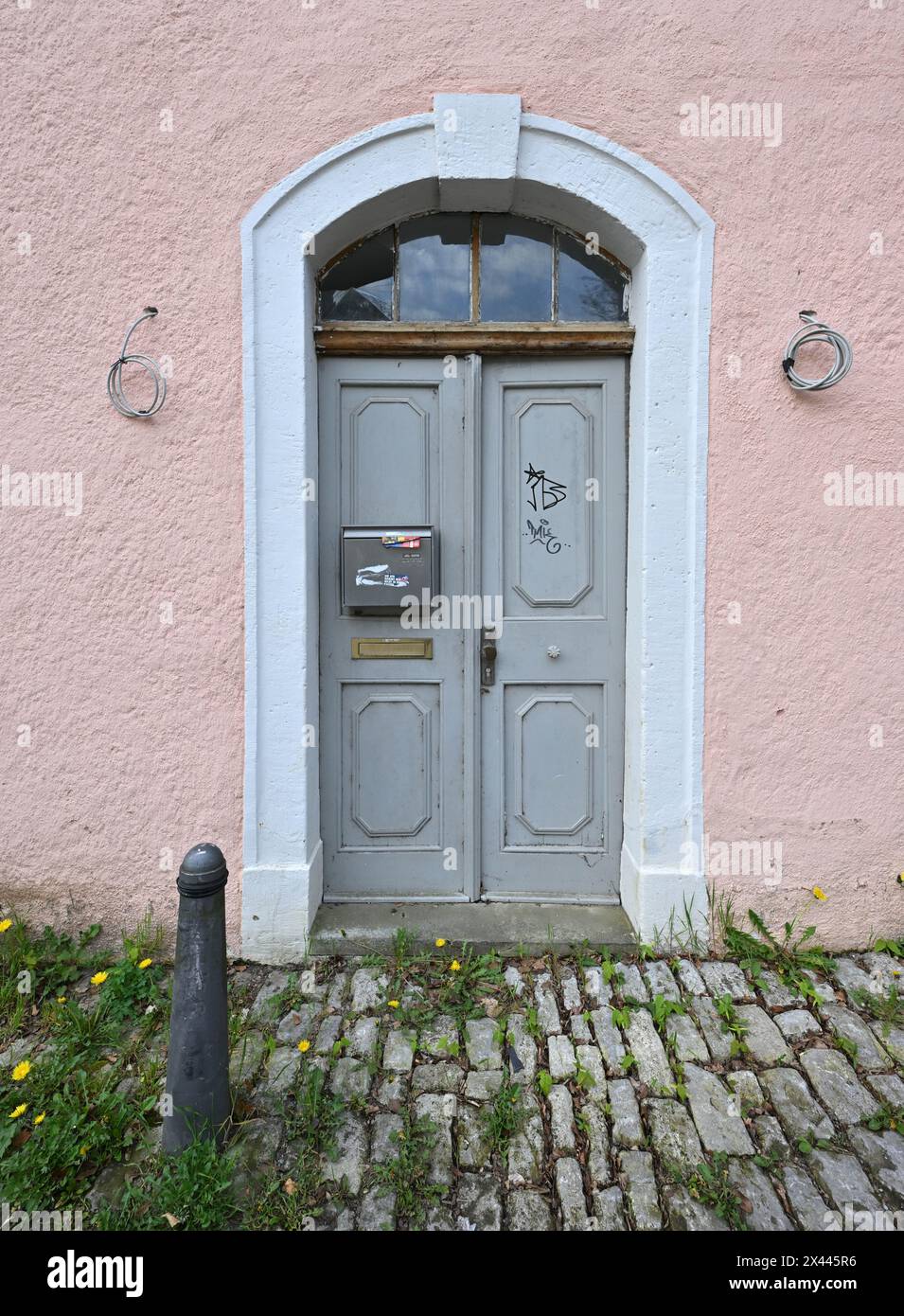 Weimar, Deutschland. April 2024. Das Haus von Frau von Stein in der Weimarer Innenstadt. Charlotte von Stein (1742–1827), die Freundin des Dichterprinzen Goethe, lebte einst im barocken Gebäude. Ein Rechtsstreit zwischen der Stadt Weimar und einem Investor tobt seit mehreren Jahren um das Haus. Quelle: Martin Schutt/dpa/Alamy Live News Stockfoto