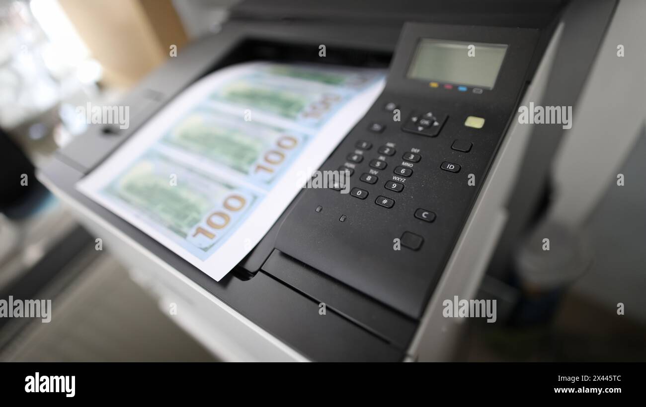 Blatt Papier auf einem Drucker mit gefälschten Dollars gedruckt Stockfoto