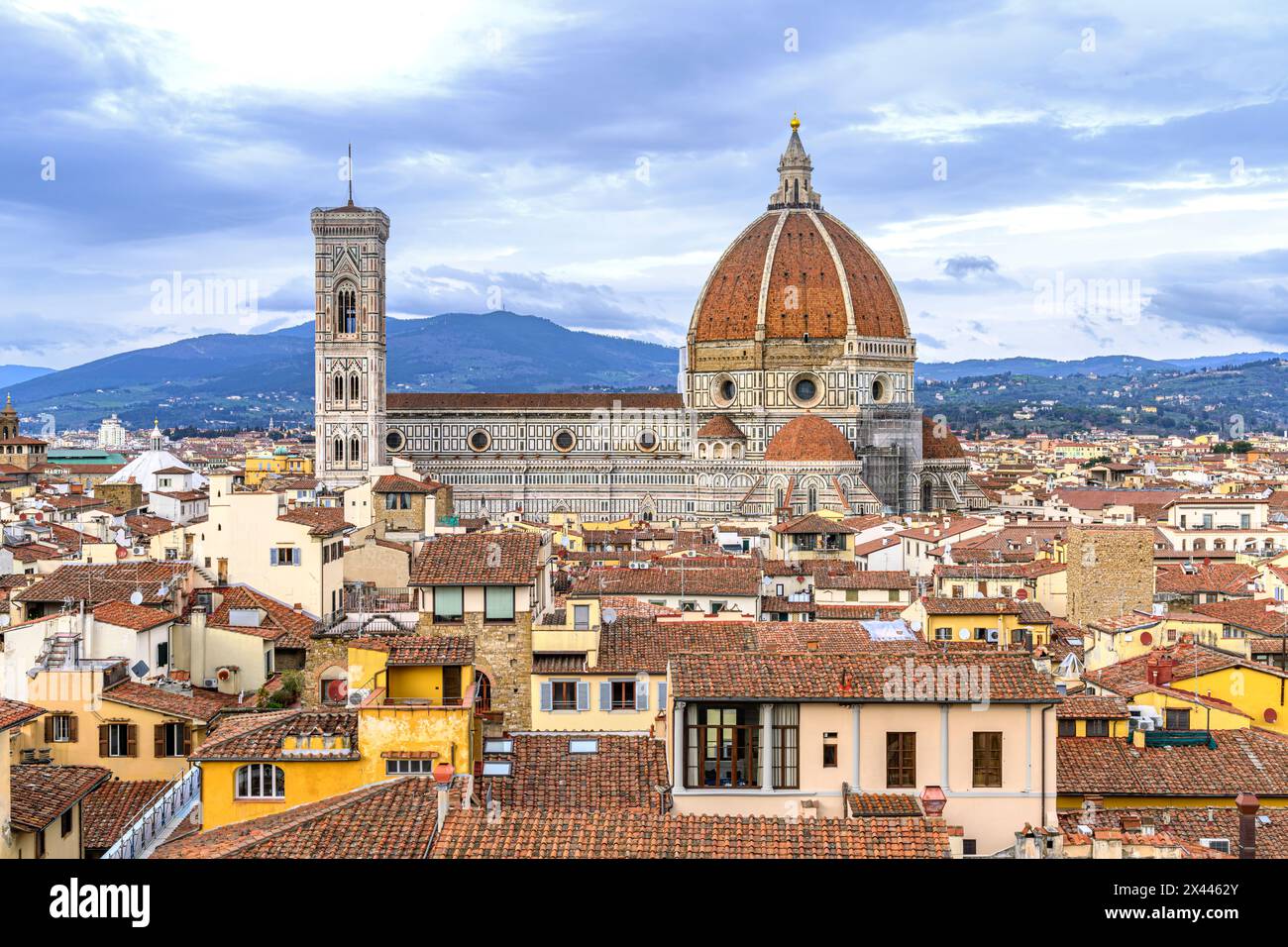 Die Kathedrale Santa Maria del Fiore, das Baptisterium und der Glockenturm von Giotto - die berühmtesten Gebäude in Florenz. Erschossen von Torre di Arnolfo. Stockfoto