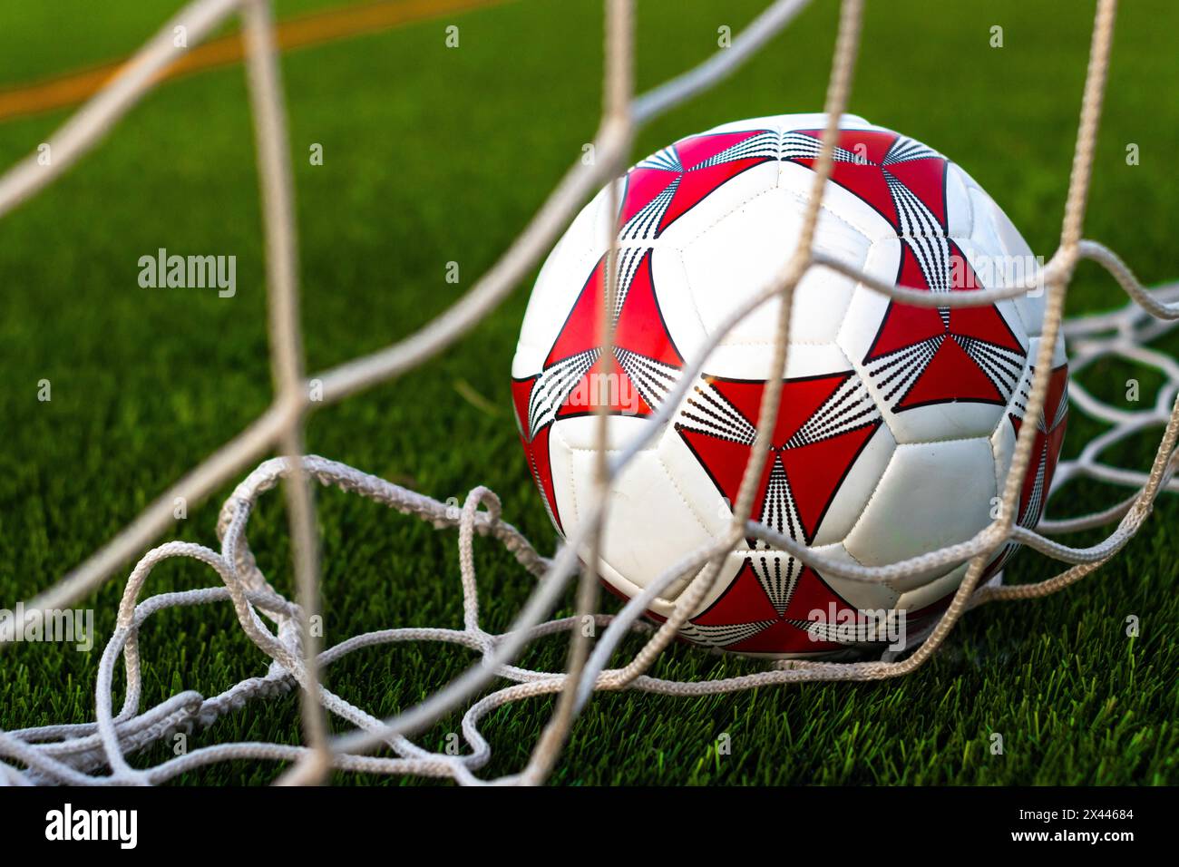 Nahaufnahme des Fußballballs im Netzfeld. Fußball im Torfeld. Fussballfieber-Konzept Stockfoto