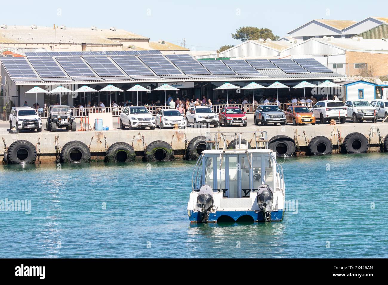 Touristen essen im beliebten Isabellas Restaurant, Lamberts Bay Harbour, Westküste, Westkap, Südafrika Stockfoto