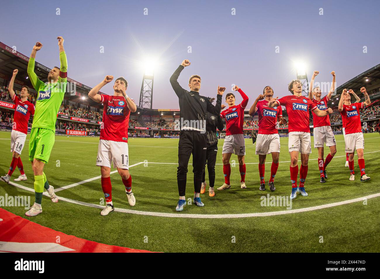 Silkeborg, Dänemark. April 2024. Die Spieler von Silkeborg IF feiern den Sieg nach dem 3F Superliga-Spiel zwischen Silkeborg IF und dem FC Midtjylland im Jysk Park in Silkeborg. (Foto: Gonzales Photo/Alamy Live News Stockfoto