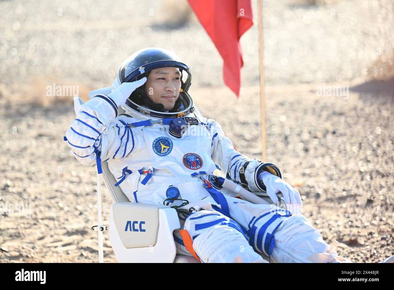 Dongfeng Landeplatz. April 2024 30. Der Astronaut Jiang Xinlin ist aus der Rückkehrkapsel des bemannten Raumschiffs Shenzhou-17 am Landeplatz Dongfeng in der autonomen Region Innere Mongolei im Norden Chinas, am 30. April 2024. Die Rückkehrkapsel des bemannten Raumschiffs Shenzhou-17 mit den Astronauten Tang Hongbo, Tang Shengjie und Jiang Xinlin landete am Dienstag am Landeplatz Dongfeng in der autonomen Region der Inneren Mongolei Nordchinas. Die drei Astronauten sind alle in einem guten Gesundheitszustand, so die China bemannte Raumfahrtbehörde. Quelle: Bei He/Xinhua/Alamy Live News Stockfoto