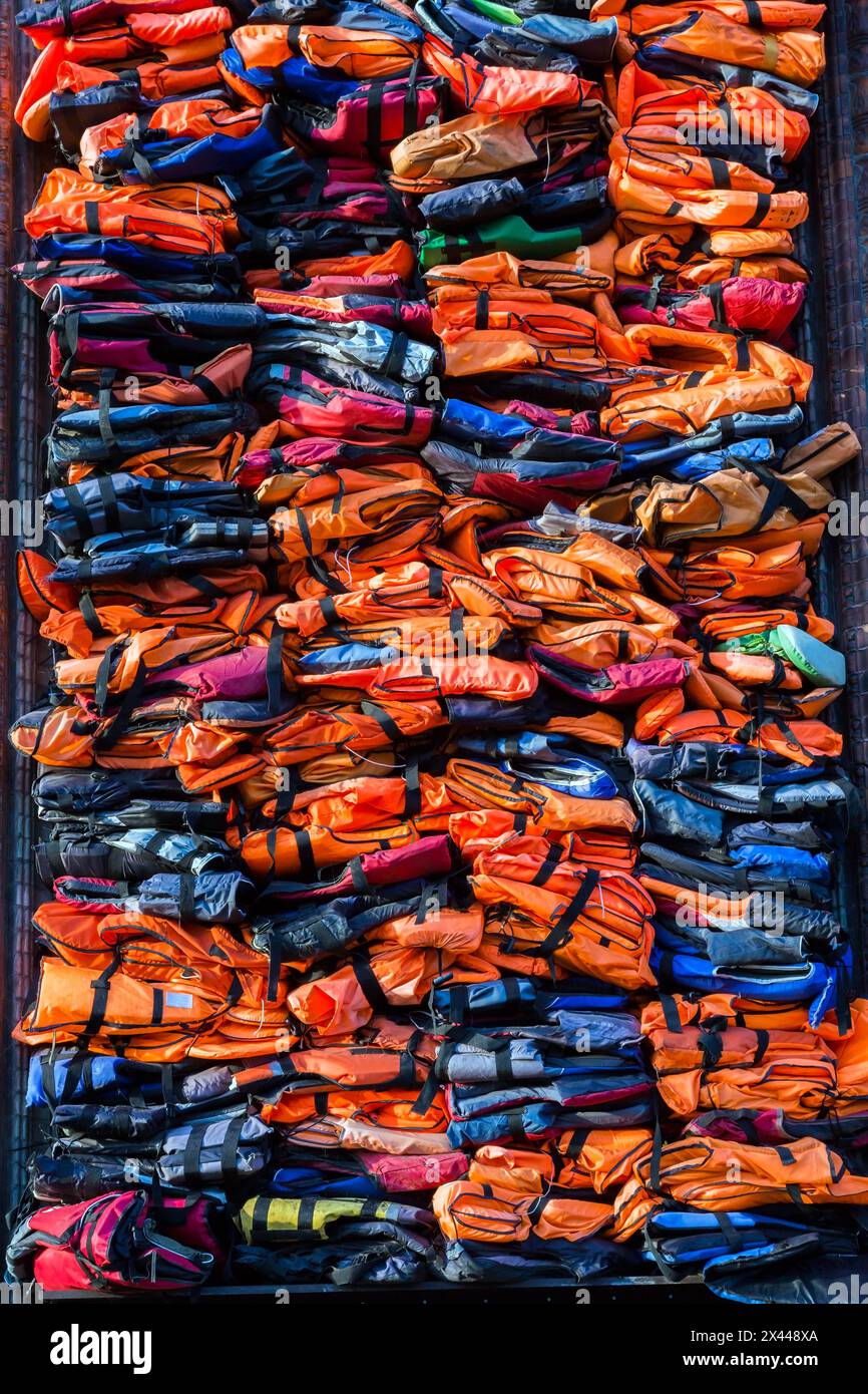 Farbenfrohe, gestapelte Schwimmwesten für Migranten, die Soleil Levant vom chinesischen Künstler Ai Weiwei, Nyhavn, Kopenhagen, Dänemark, zeigen Stockfoto