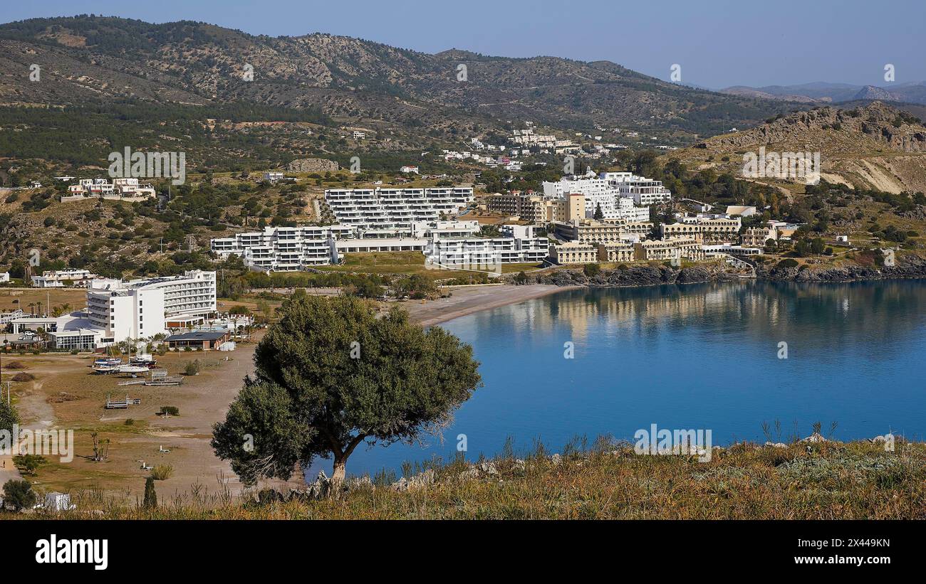 Blick auf eine malerische Küstenlandschaft mit Strand- und Hotelkomplexen, Lindos, Rhodos, Dodekanes, griechische Inseln, Griechenland Stockfoto