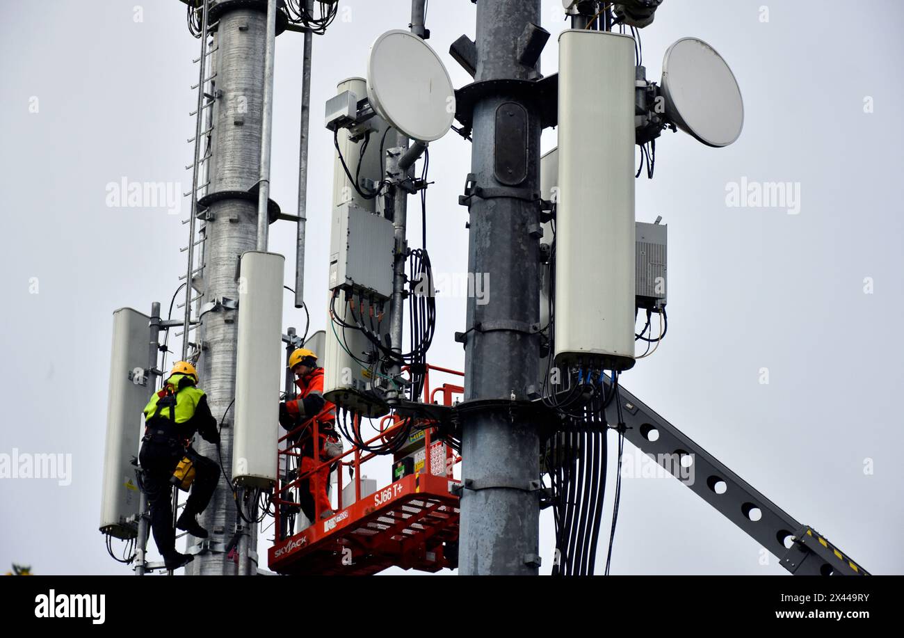 Telekommunikationsingenieure arbeiten an einem Mast in Ardara, County Donegal, Irland. Stockfoto