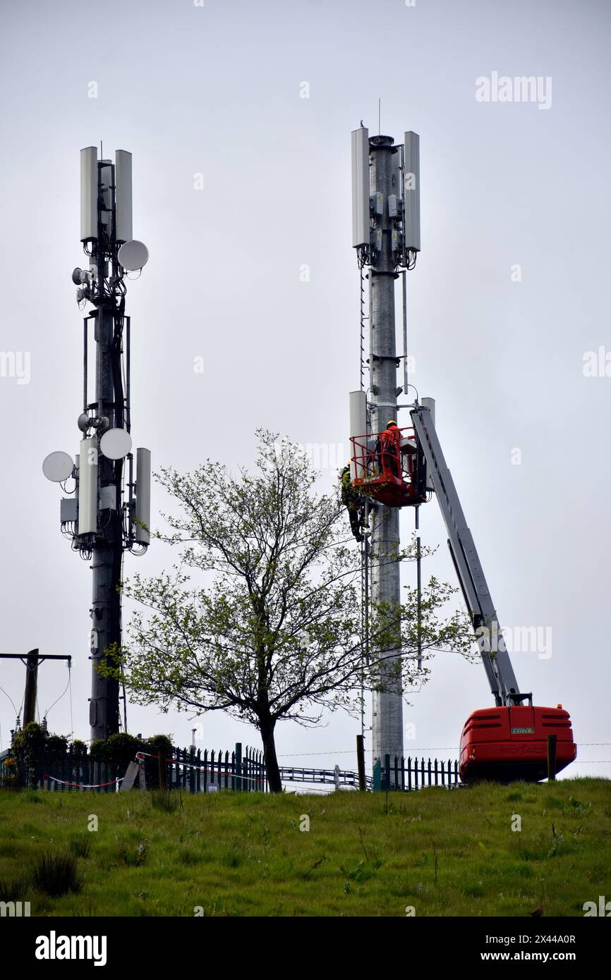 Telekommunikationsingenieure arbeiten an einem Mast in Ardara, County Donegal, Irland. Stockfoto