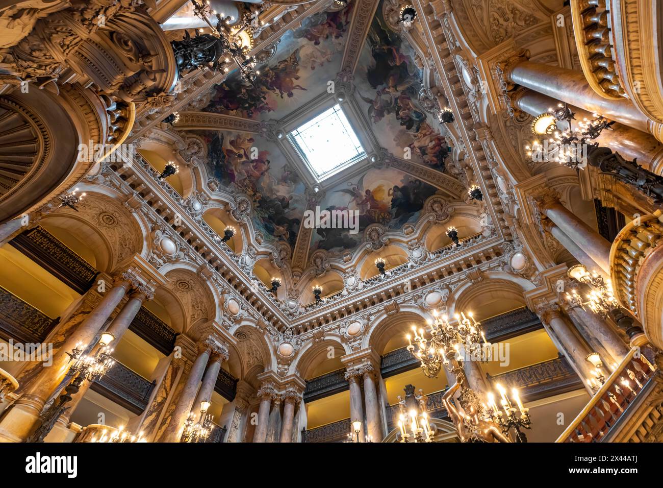 Die Decke über der großen Treppe, gemalt von Isidor Pils, zeigt „den Triumph von Apollo. Im Inneren des Pariser Operngebäudes, entworfen vom Architekten Charles GA Stockfoto