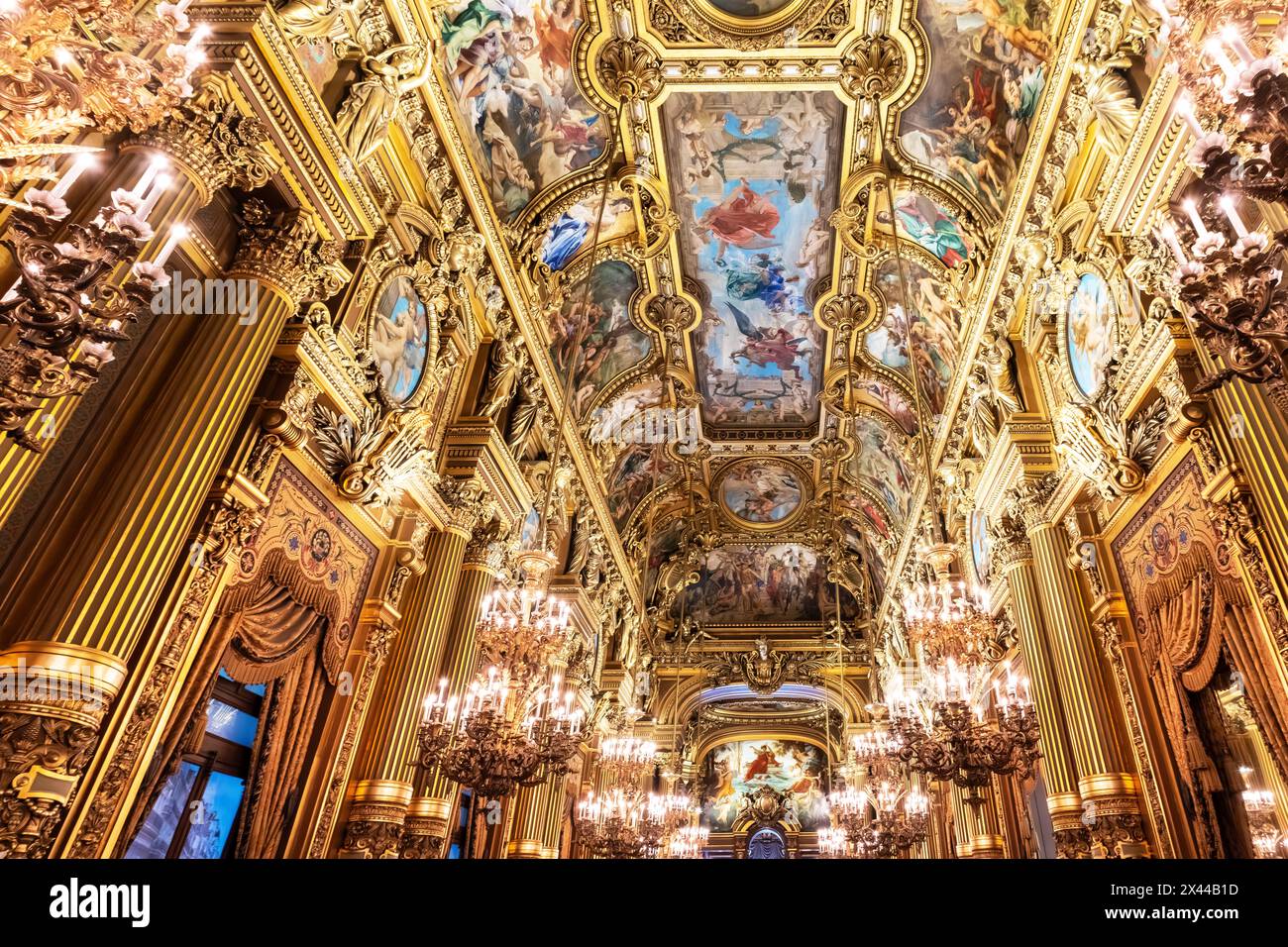 Blick auf das große Foyer der Pariser Oper, das von Architekt Charles Garnier entworfen wurde. Paris, Frankreich. Das Theater ist ein Monument Historique von Stockfoto