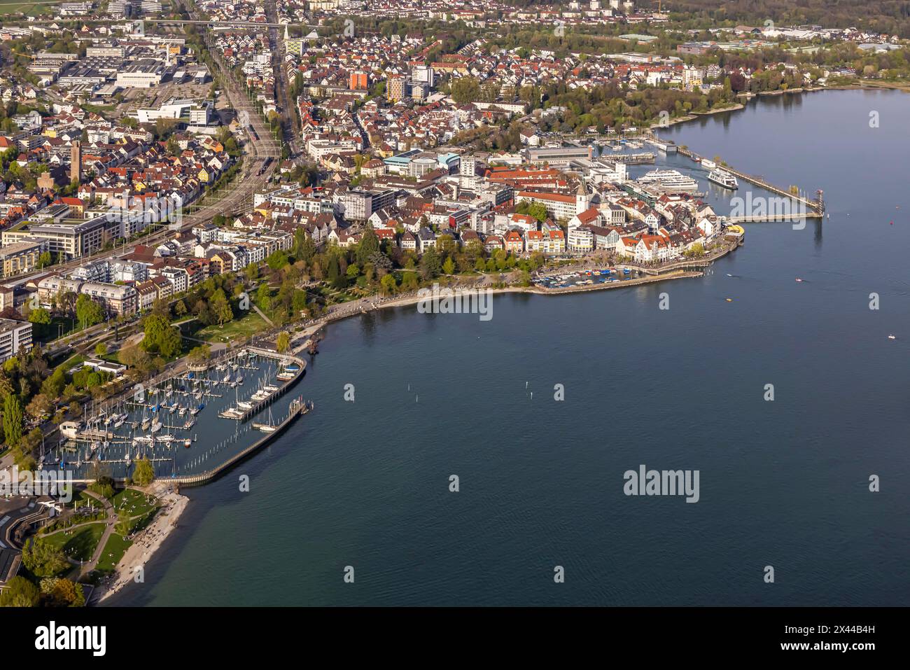 Flug im zeppelin über den Bodensee, Luftansicht, Friedrichshafen mit Yachthafen, Hafenpier und Hafen, Friedrichshafen, Baden-Württemberg Stockfoto